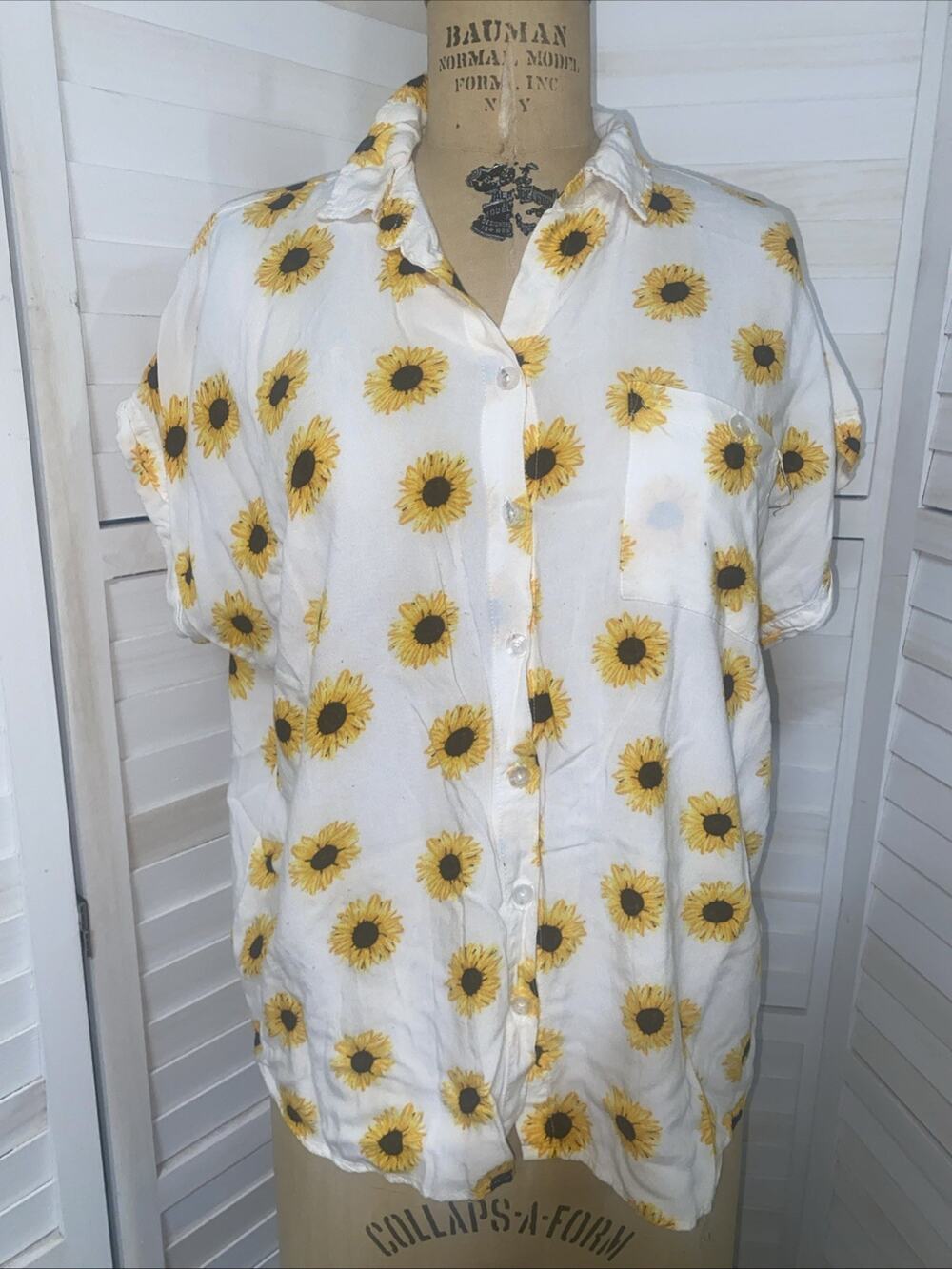 Love By Chesley Shirt Women’s XL White Short Sleeves Sunflower Hi Low Hem